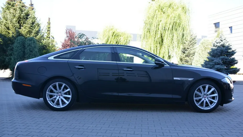 JAGUAR XJ -