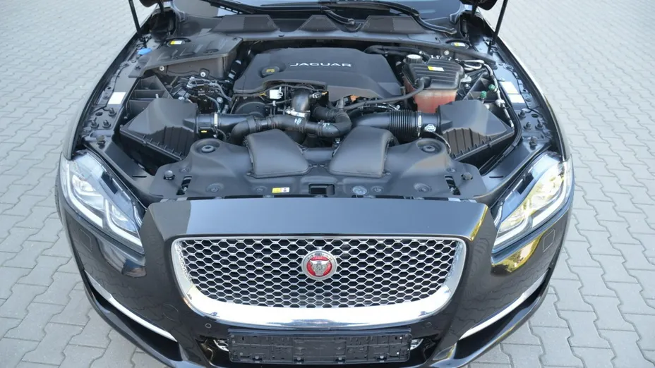 JAGUAR XJ -