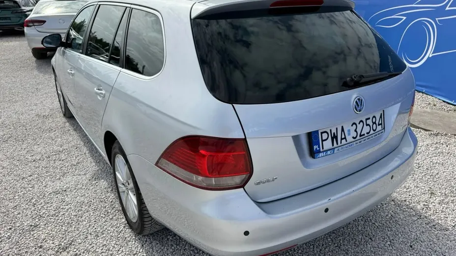 VOLKSWAGEN Golf -