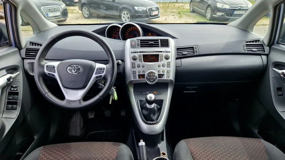 TOYOTA Verso -