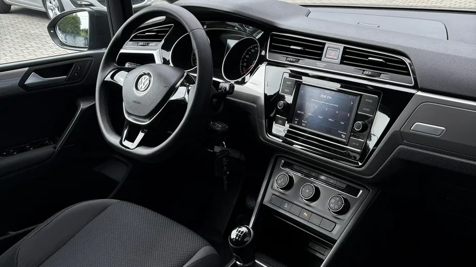 VOLKSWAGEN Touran -