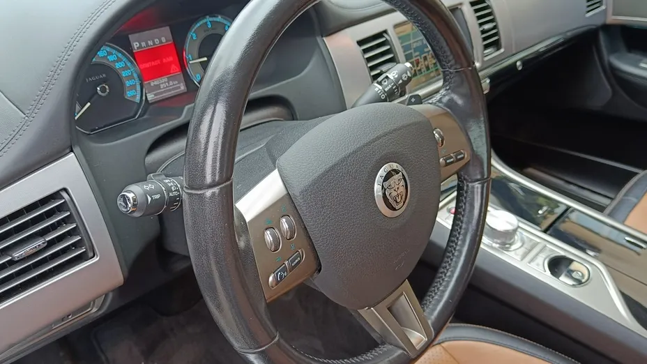 JAGUAR XF -