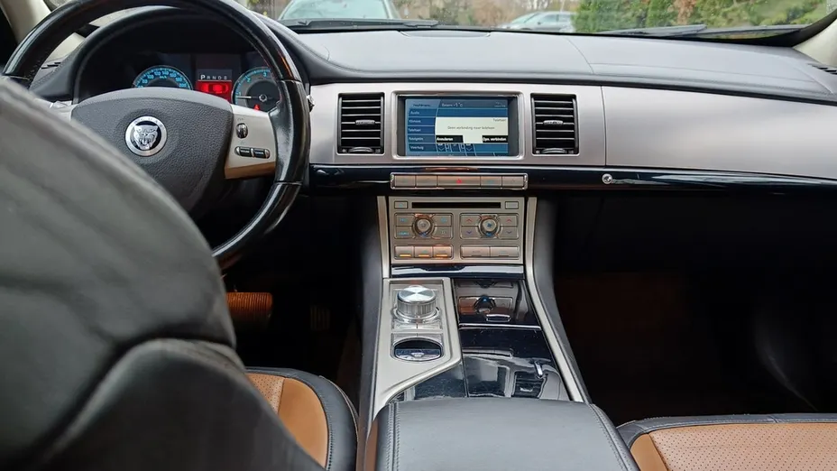 JAGUAR XF -