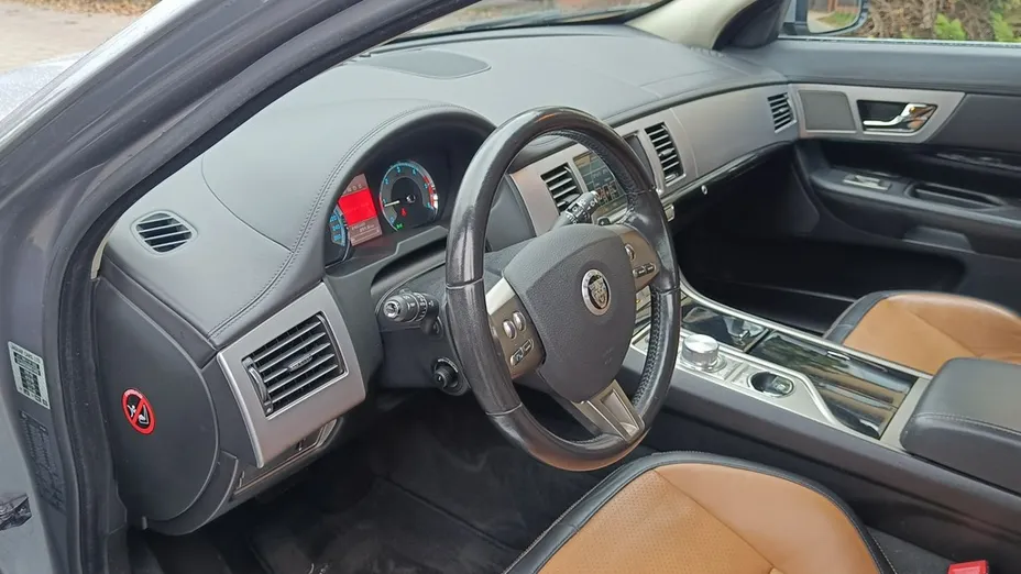 JAGUAR XF -