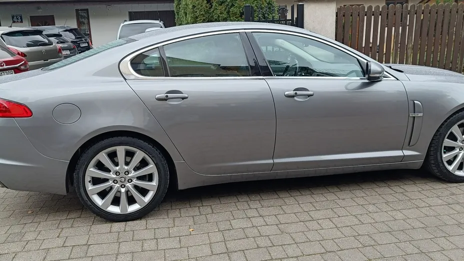 JAGUAR XF -
