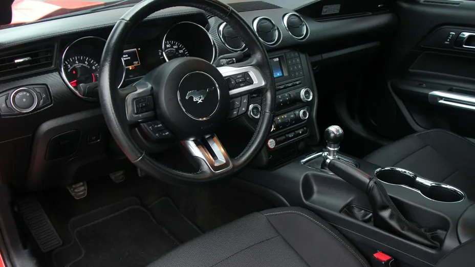 FORD Mustang -