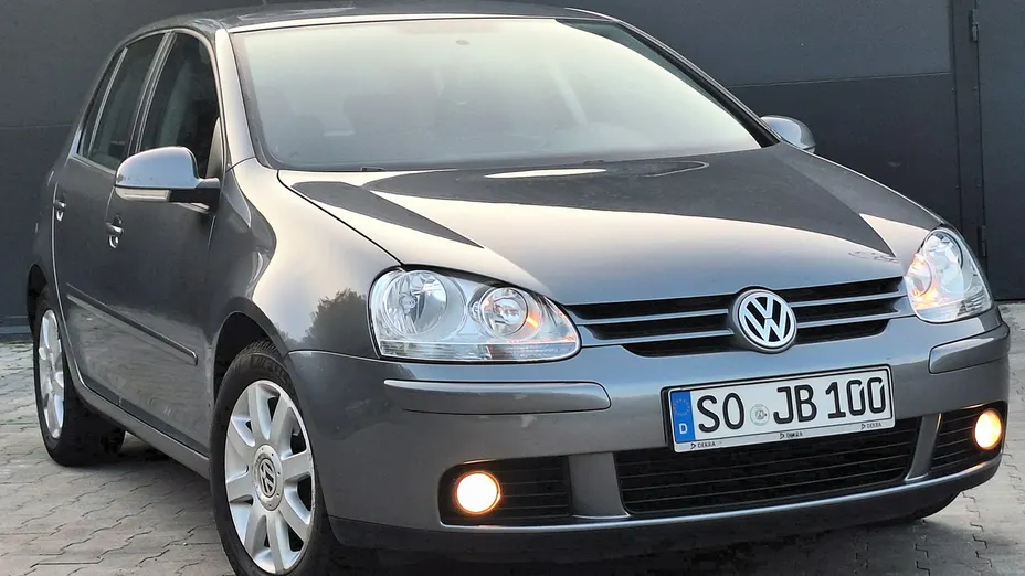 VOLKSWAGEN Golf -