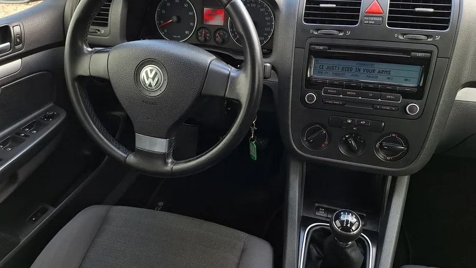 VOLKSWAGEN Golf -