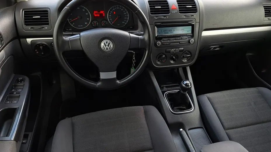 VOLKSWAGEN Golf -