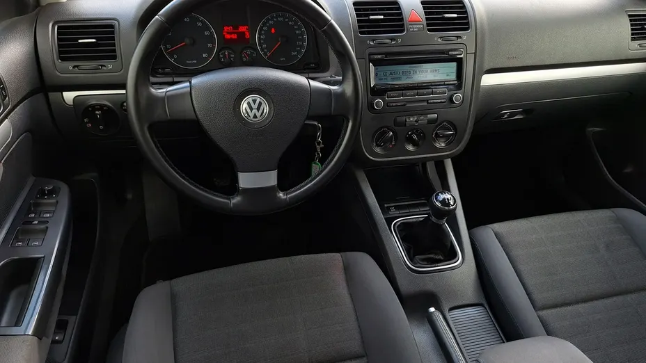 VOLKSWAGEN Golf -