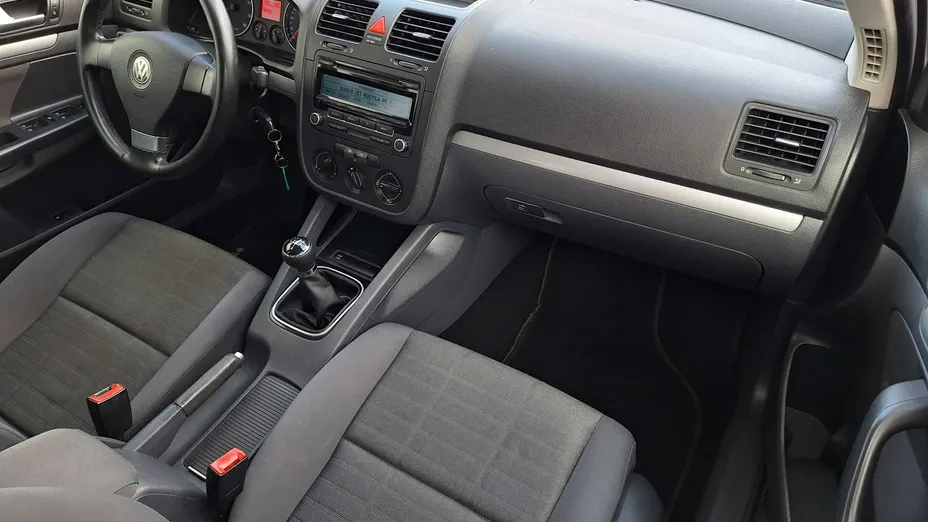 VOLKSWAGEN Golf -