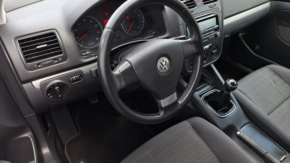 VOLKSWAGEN Golf -