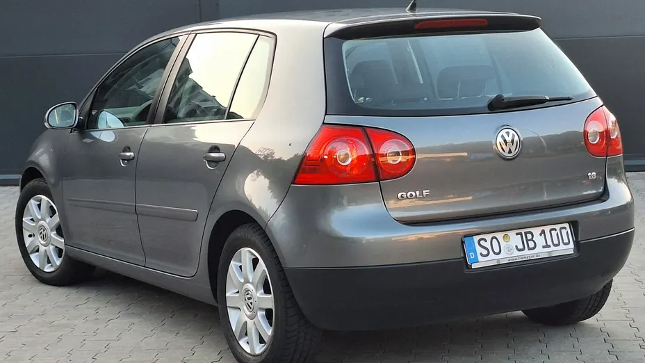 VOLKSWAGEN Golf -