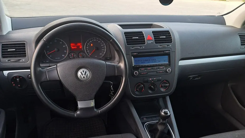 VOLKSWAGEN Golf -