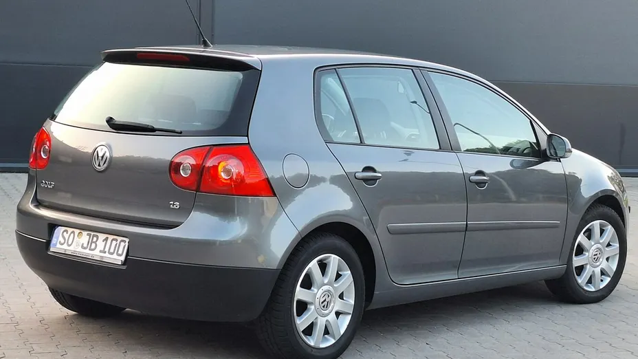 VOLKSWAGEN Golf -