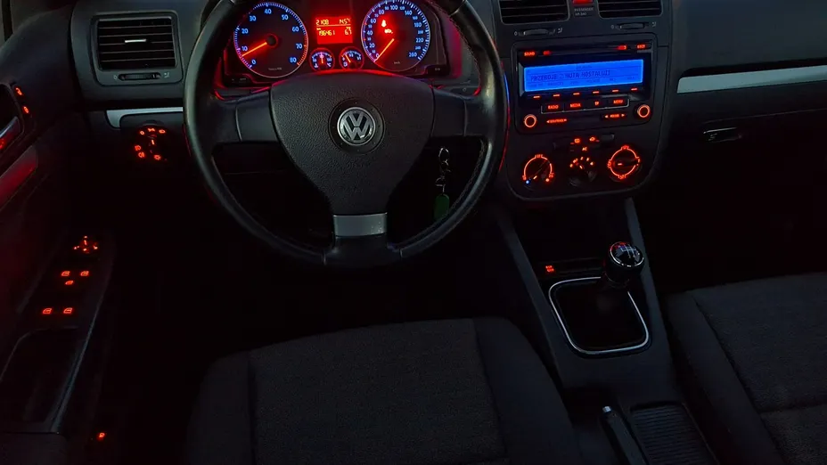 VOLKSWAGEN Golf -
