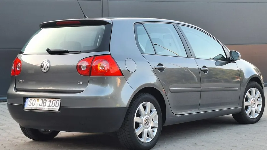 VOLKSWAGEN Golf -
