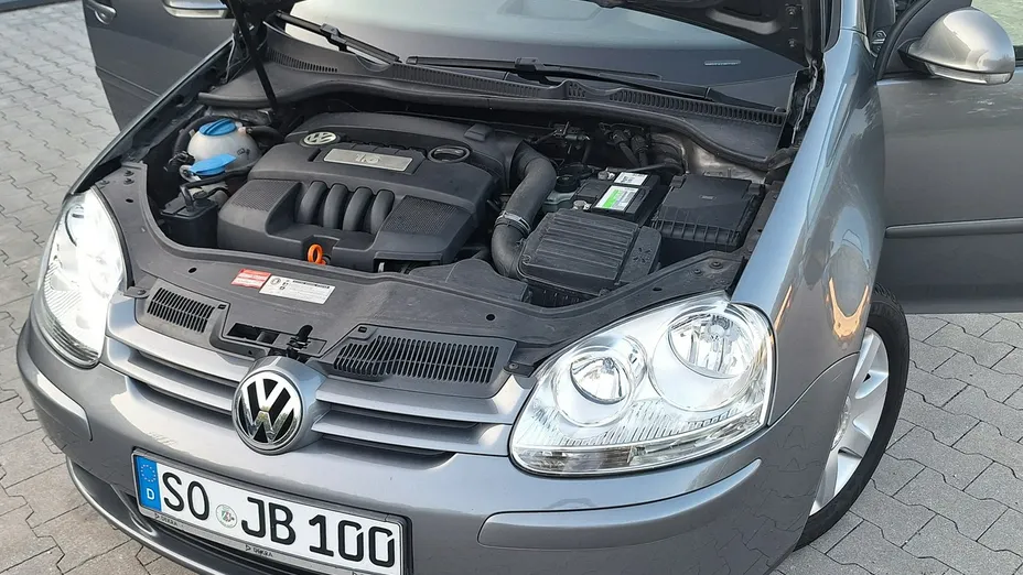 VOLKSWAGEN Golf -