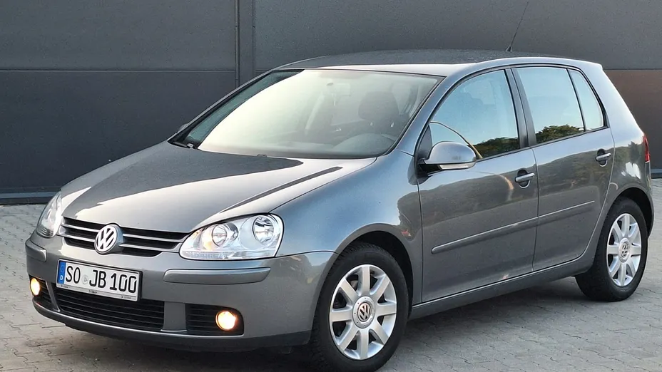 VOLKSWAGEN Golf -