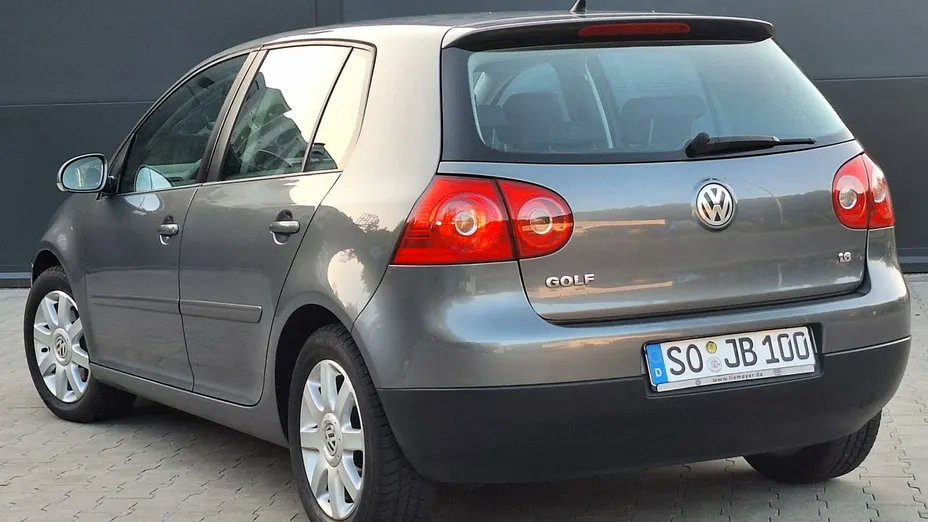 VOLKSWAGEN Golf -