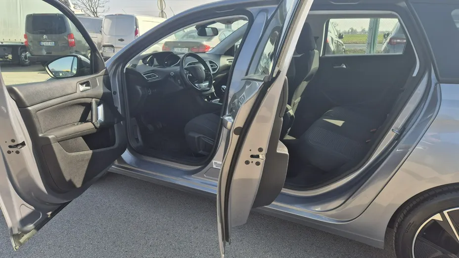 PEUGEOT 308 -