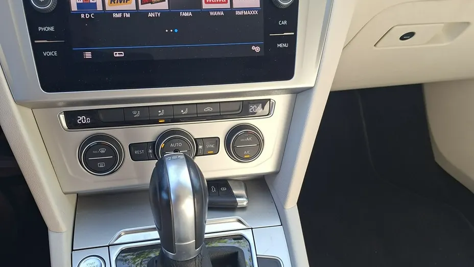 VOLKSWAGEN Passat -