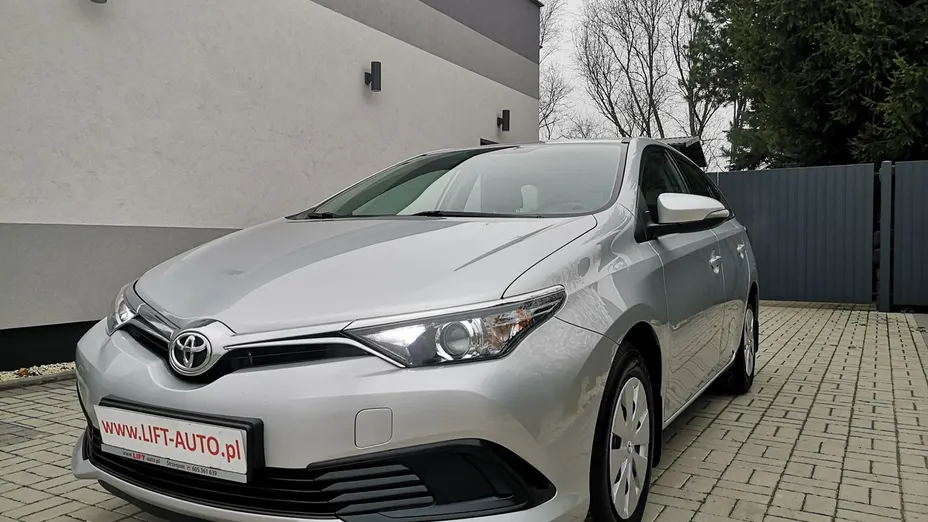 TOYOTA Auris -