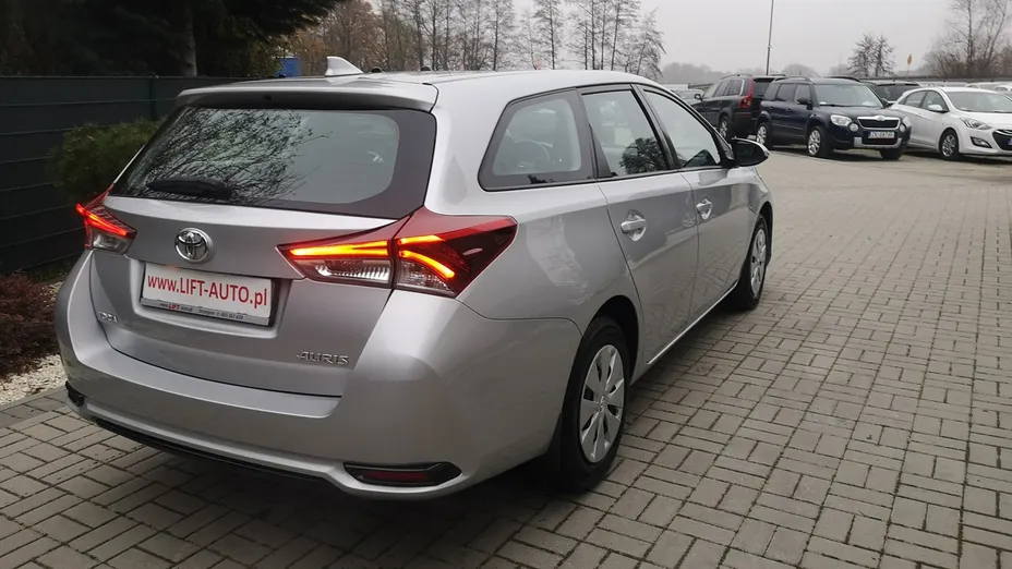TOYOTA Auris -