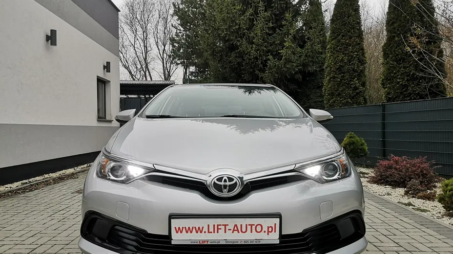 TOYOTA Auris -