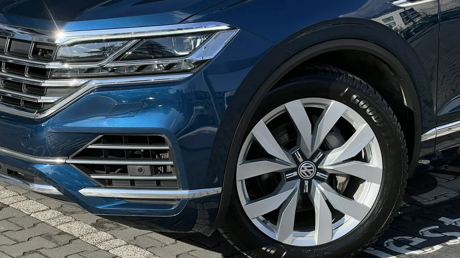 VOLKSWAGEN Touareg -
