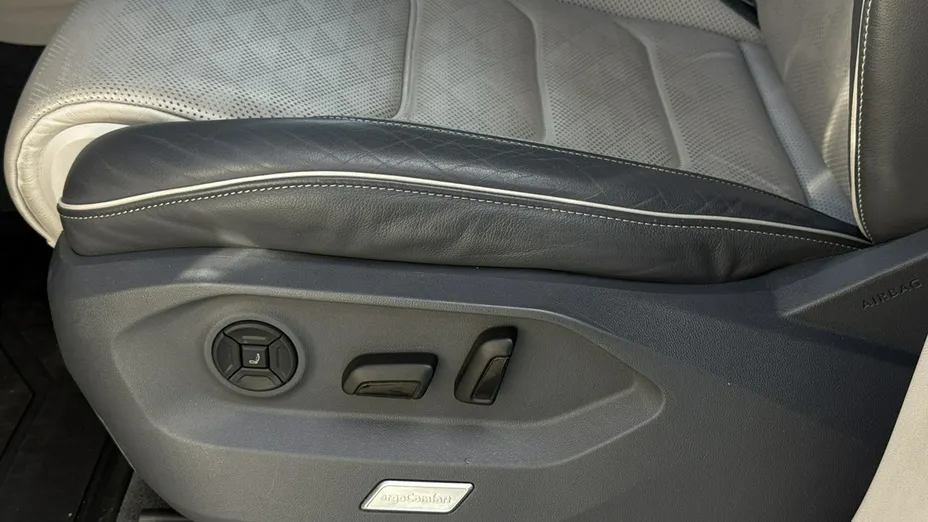 VOLKSWAGEN Touareg -