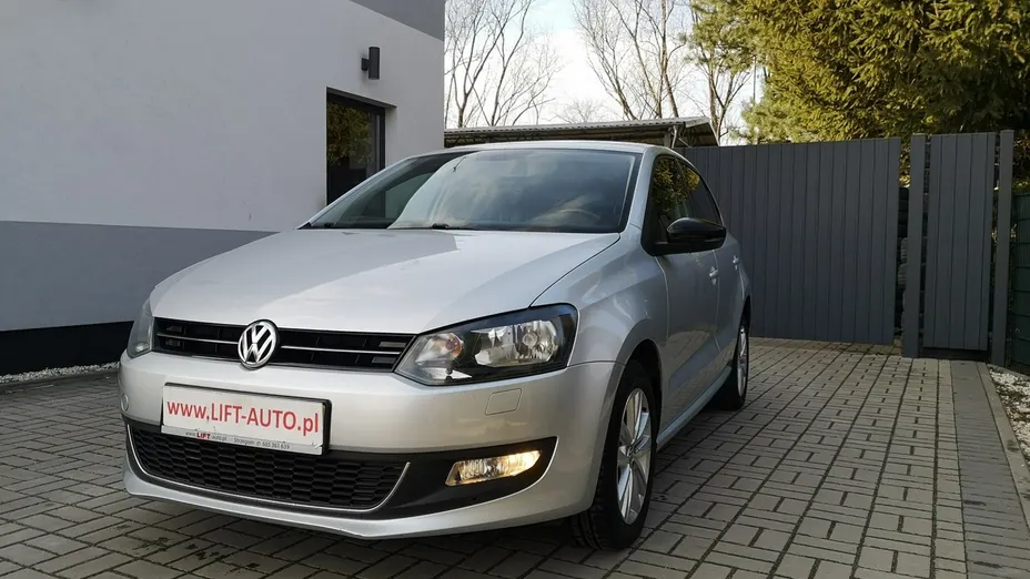 VOLKSWAGEN Polo -