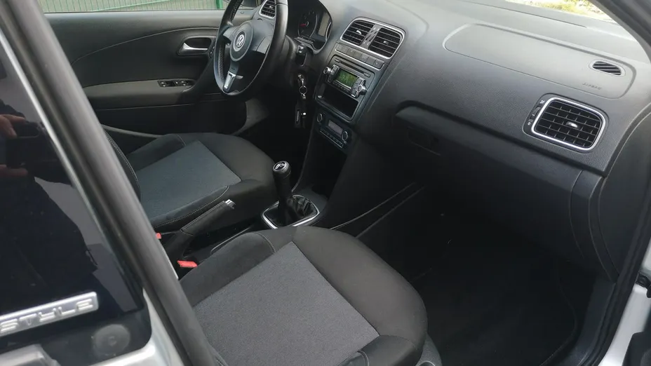 VOLKSWAGEN Polo -