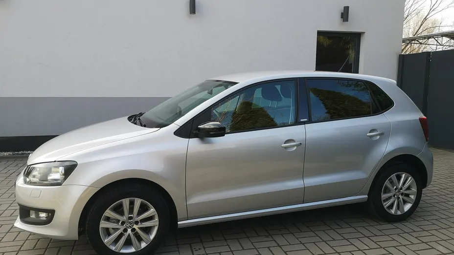 VOLKSWAGEN Polo -