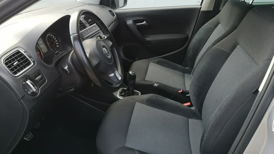 VOLKSWAGEN Polo -