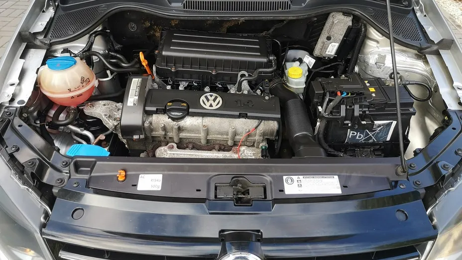 VOLKSWAGEN Polo -