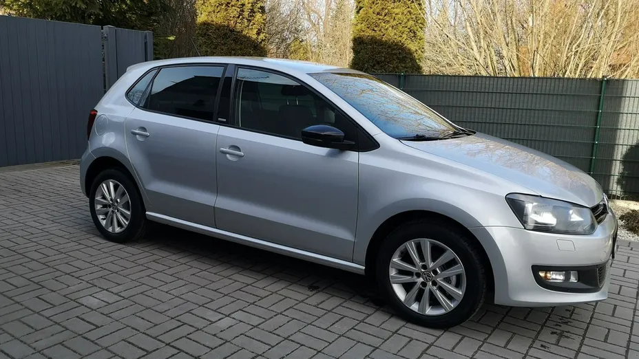 VOLKSWAGEN Polo -