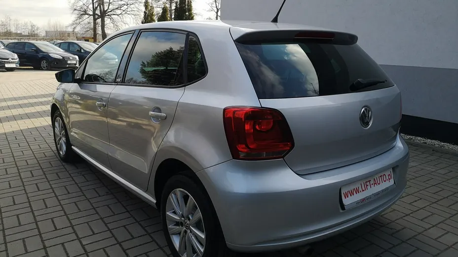 VOLKSWAGEN Polo -