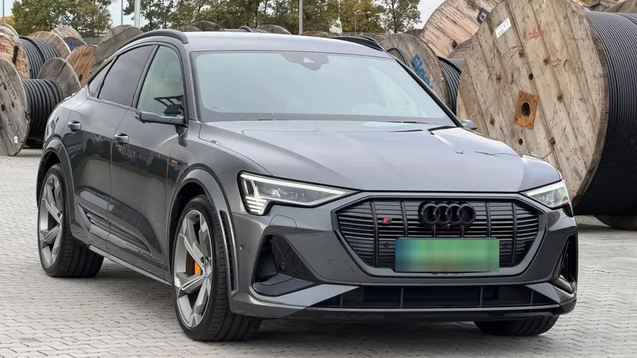 AUDI e-tron -