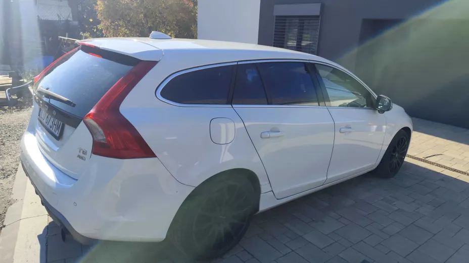 VOLVO V60 -