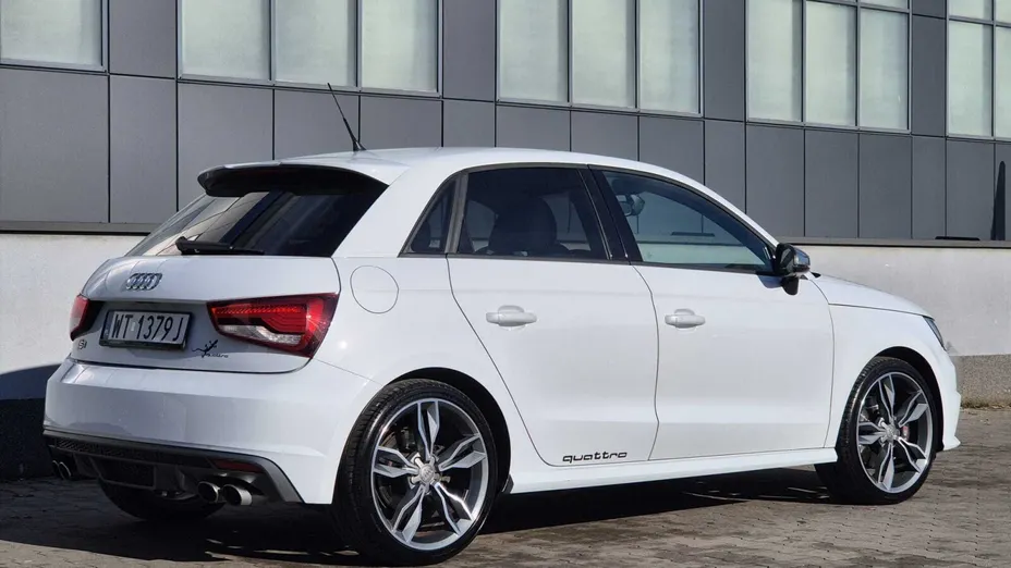 AUDI S1 -