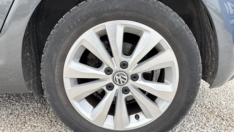 VOLKSWAGEN Golf -