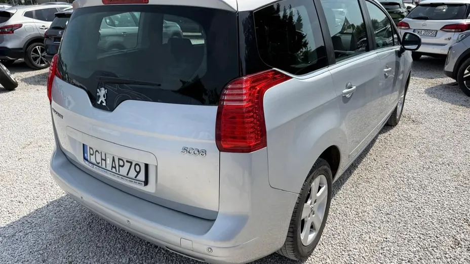 PEUGEOT 5008 -