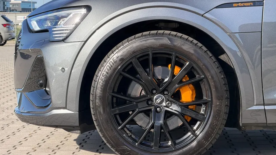 AUDI e-tron -