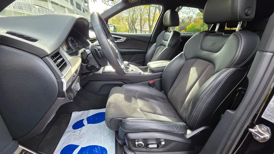 AUDI Q7 -