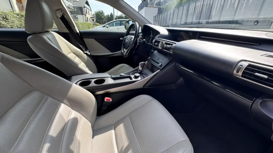 LEXUS IS IS 200t / 300 Black