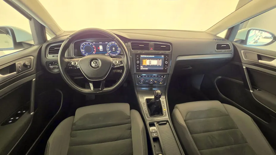 VOLKSWAGEN Golf -