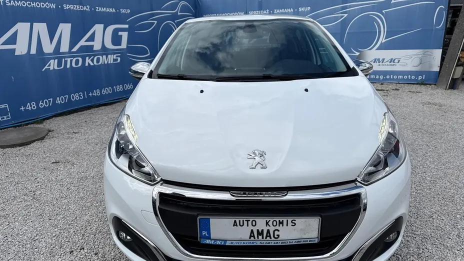 PEUGEOT 208 -