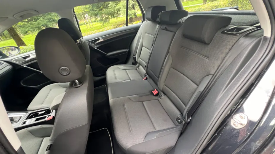 VOLKSWAGEN Golf -