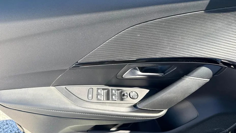 PEUGEOT 208 -